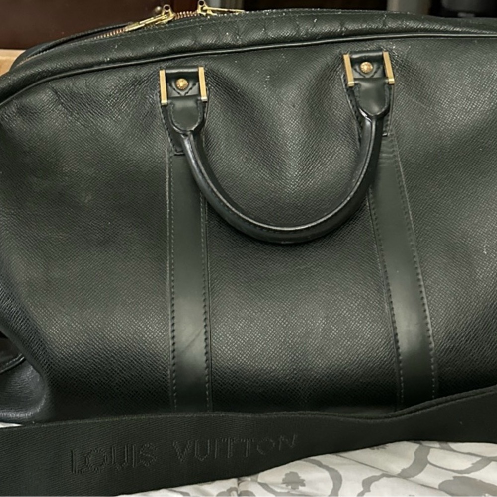 Louis Vuitton EPI Keepall 45 leather travel bag.